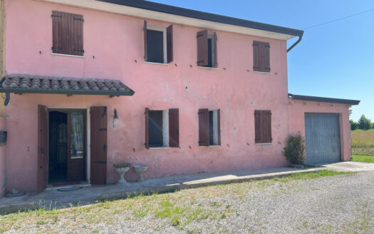 Teolo, zona Selve: Porzione di casa da ristrutturare con 900 mq di terreno