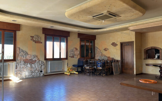 Ampio Magazzino con garage