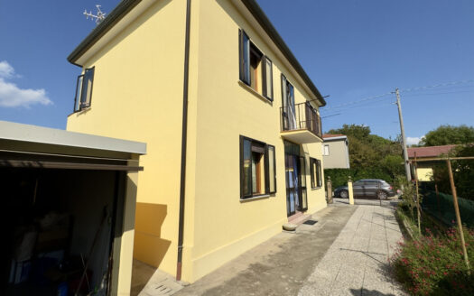 Monta’: Casa Singola Su Due Livelli In Via Residenziale
