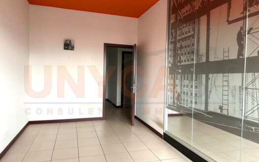 Ufficio spazioso con posto auto
