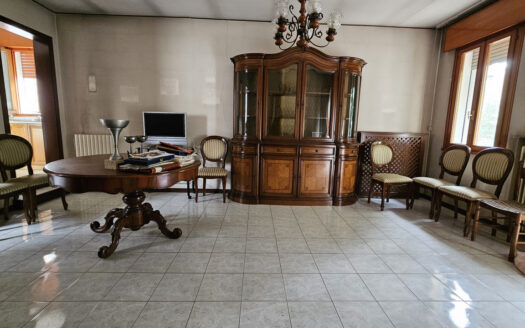 Tre Appartamenti Indipendenti Con Ampio Laboratorio