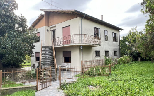 Pernumia (PD): Spaziosa Casa Singola con garage doppio e terreno di proprietà