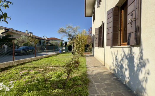 Caselle: Casa Singola Con 2 Appartamenti