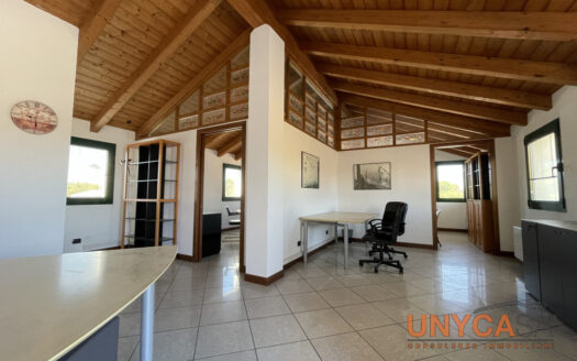 CHIESANUOVA (PADOVA): ampio ufficio completamente arredato