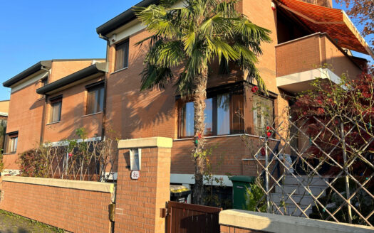 Spaziosa Quadrifamiliare in Zona Residenziale Tranquilla