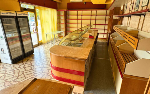 Caselle di Selvazzano: spazioso negozio fronte strada