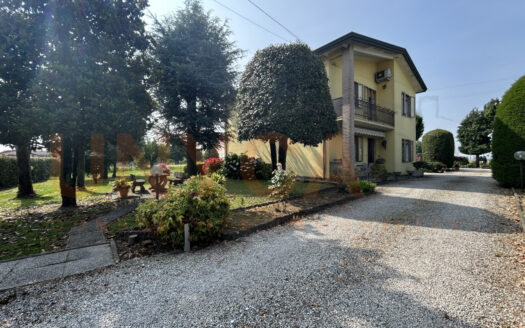 Due unità abitative con ampio giardino