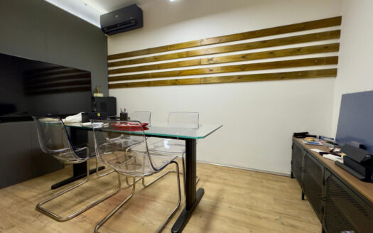 Tencarola: ufficio diviso in 3 spazi e arredato