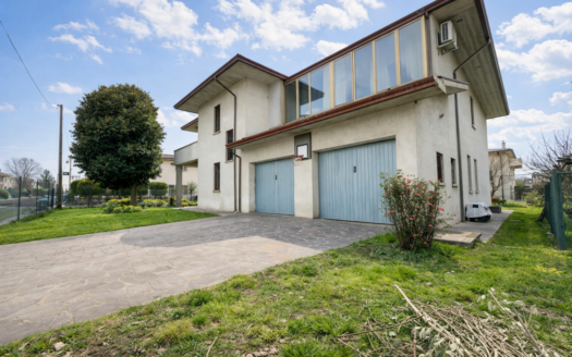 Caselle: Casa Singola Con 2 Appartamenti