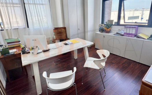 Stanze in coworking in ufficio moderno e luminoso