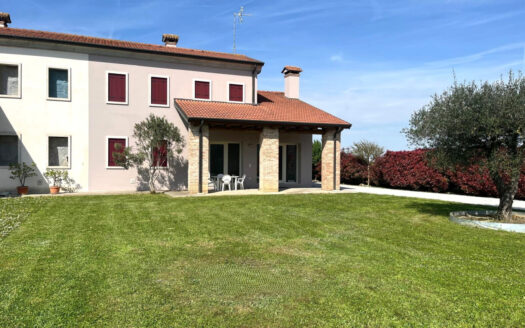 Rovolon (PD): Loc. Carbonara, porzione di bifamiliare con 1200 mq di giardino