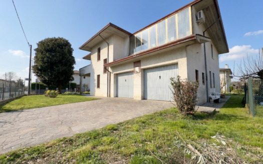 Caselle: Casa Singola Con 2 Appartamenti