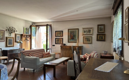 Porzione di bifamiliare con ampio giardino