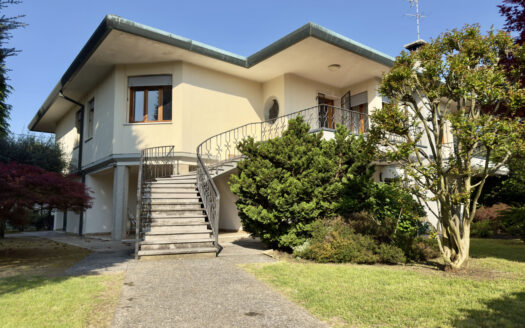 Villa In Quartiere Residenziale Con Giardino Privato
