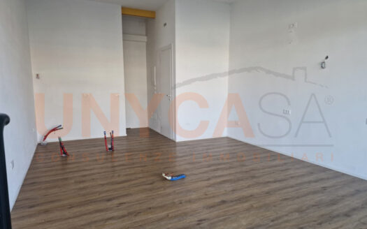 Locale commerciale ristrutturato a nuovo con vetrina – pronto all’uso