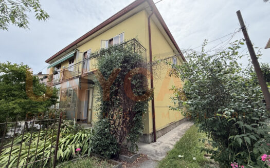 Bifamiliare con giardino