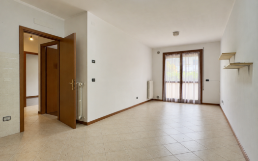 TENCAROLA : Bicamere con giardino al piano rialzato
