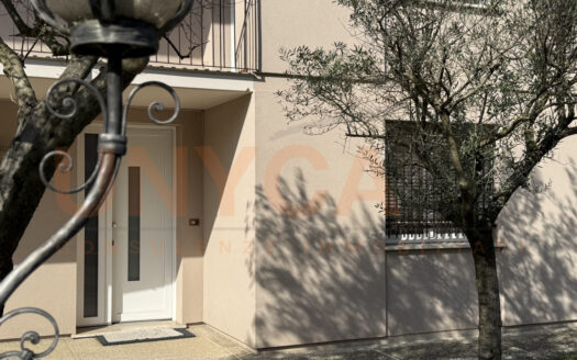 Casa singola con ampio giardino